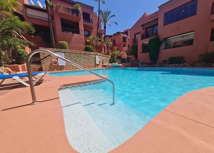 Stylish 2-Bed Apartment In Elviria W Pool