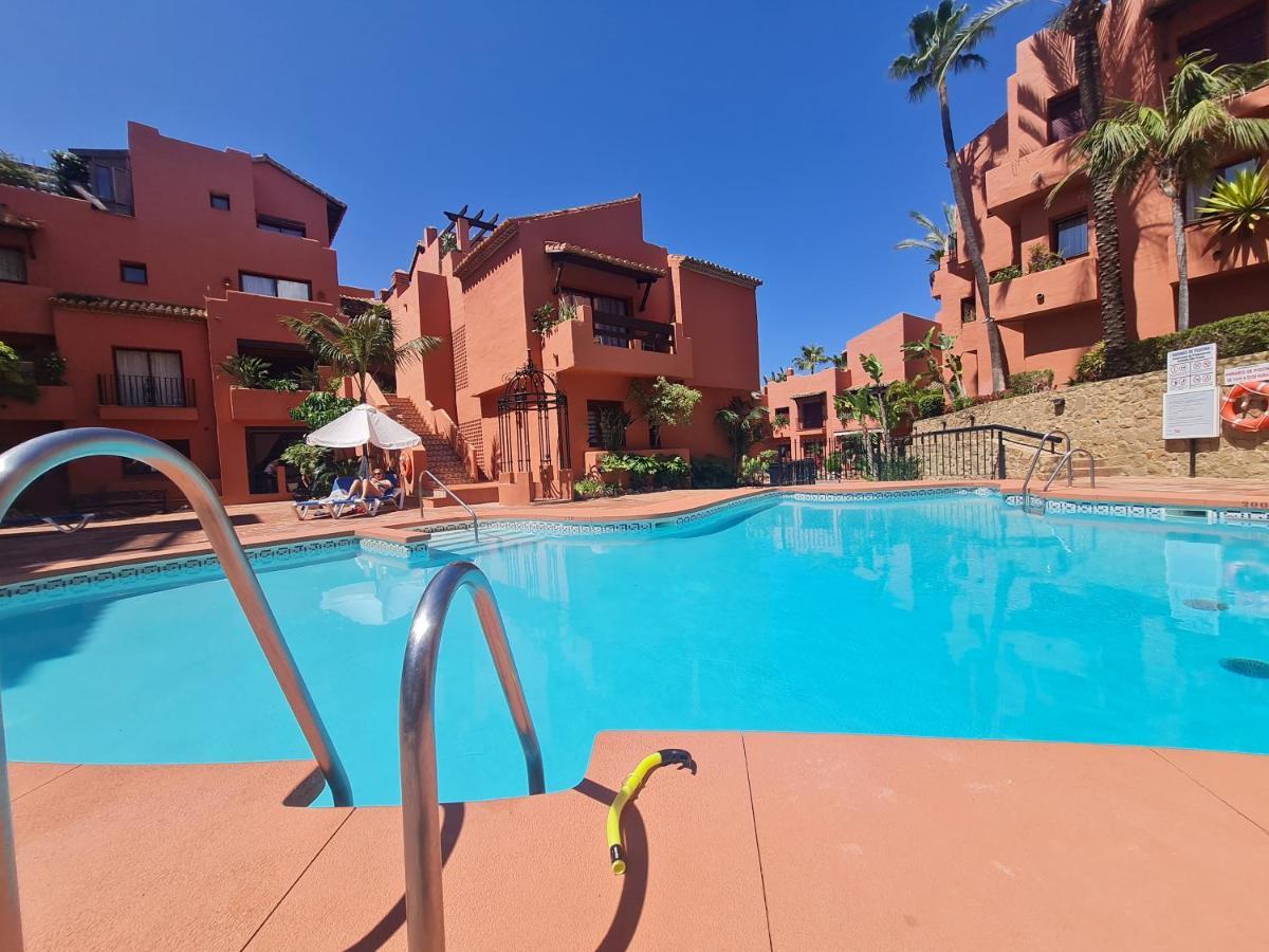 Stylish 2-Bed Apartment In Elviria W Pool